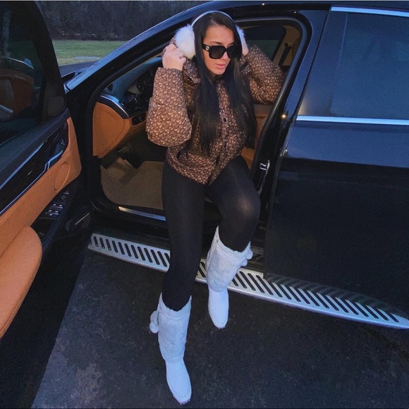 Hello to all my fellow Poshers!❤️👋🏼 - Picture 9 of 16